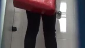 【トイレ盗撮】ショッピングモールのトイレでトイレでおしゃべりする姉妹を撮影