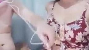 `[Jovem modelo] Os adereços de beleza Yifang substituíram o homem e a mulher no show de sexo por um protagonista masculino que arrancou violentamente as meias de seda branca e começou a foder