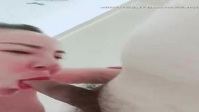Une fille à la chatte rose et tendre, au corps mince, se masturbe et exhibe sa chatte légèrement poilue. Elle touche son clitoris sur le lit et gémit.