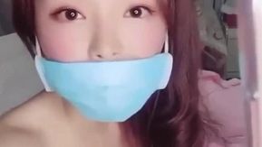 肤白逼粉的兔宝宝玩捆绑道具插B口暴吃精