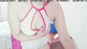 Ling Fei, présentatrice de YY, montre des accessoires pour presser le lait