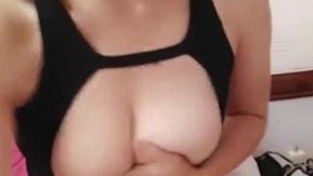 5748-A linda âncora com um par de grandes seios brancos chama seu irmão.