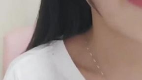 5291-La inocente y bella Xin Yiduo se masturba y luce su cuerpo blanco, tierno y esbelto, siendo penetrada en la vagina