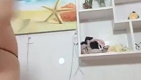 La presentadora de Yujie, Fengyue Xiaonennyiduo, se masturba y muestra que su cuerpo es genial y su vello púbico es muy atractivo.