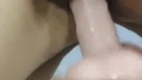 Una linda chica de buena apariencia y piel clara realiza un espectáculo de dos personas. Ella hace una mamada desnuda mientras el hombre usa accesorios.