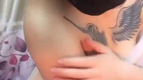 Parte 2 de una linda chica con hermosos pechos y alas rosas tatuadas en el pecho