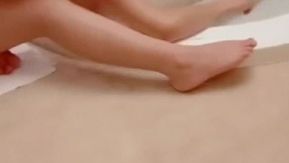El chico de las gafas tiene sexo con una chica en un hotel. Tiene miedo_Masajea sobre una gran cama redonda y luego hazle una mamada.
