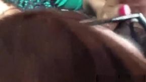Une fille à lunettes mange une bite