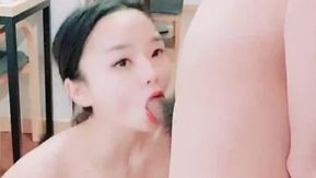 セクシーな黒のストッキングを履いた非常にふしだらな若い女性が彼女とセックスし、彼女の上に乗ります