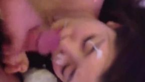 Uma beldade com tesão e seu namorado com um pau grande se hospedam em um quarto de hotel e fazem sexo um com o outro e gozam na boca