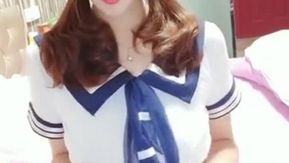 白い肌、セクシーな学生服、お漏らしおっぱいとマンコを持つ美少女