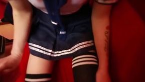 El bar principal coquetea con chicas en la sala temática y se liga con chicas jóvenes y atractivas tatuadas con uniformes de marineros y juega a ser amo y sirviente.