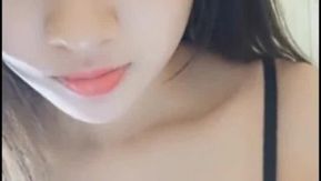 Lulu, uma âncora feminina super sexy e bonita, com corpo esguio e curvilíneo, realiza uma dança sexy com um rabo de raposa enfiado no corpo