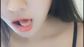 La belle et mignonne fille de Huajiao, ancre de déesse sexy <Cute Lu Lu>, de beaux seins et une chatte rose dansent avec passion