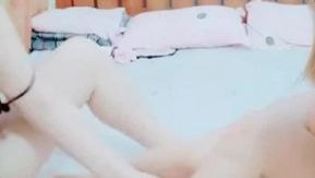 Dos presentadoras sexys y hermosas juegan entre ellas sin un hombre, ninguna de las dos tiene un cuerpazo, se besan, lamen y se follan el coño.