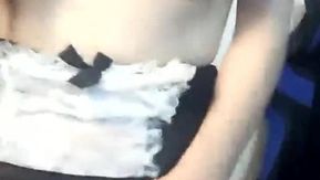 Une présentatrice beauté populaire chaude et sexy et un fan internaute ont des relations sexuelles intenses et sexy à la maison