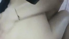 Une jolie et belle présentatrice avec un visage de célébrité sélectionne au hasard un fan pour coucher avec un homme, prenant secrètement des pilules sexuelles à l'avance et faisant l'amour comme une folle