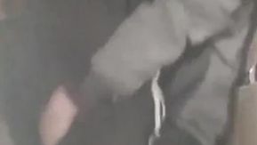 美しいアンカーは贈り物のために働きすぎて、寒い夜に屋外で2人の叔父と3Pをしました。