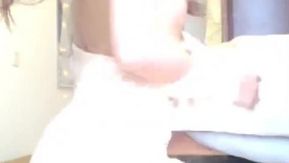 かわいい小さなプラットフォーム上の元のかわいい美人アンカーが有料で精液を吸い、舐め、収集し、シャワーで披露します