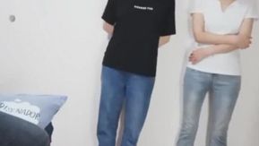 鴨舌帽1男兩女上去摸奶子脫衣服輪流床上騎乘挨個後入抽插