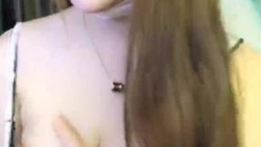 La tercera parte de la presentadora femenina con buena apariencia, figura regordeta, pechos grandes y culo gordo, medias sexys en blanco y negro con trasero levantado.