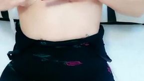 重口主播滴蠟誘惑甜允兒道具自慰大秀，玩奶子撒尿特寫然後