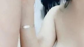 Una preciosa presentadora de grandes olas, tipo madurita, y su compañero sexual follan y hacen una paja con los pies tumbados en la cama y siendo follados.