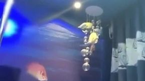 Um poderoso âncora masculino do Nordeste foi a Xangai para atrair o botão de borboleta mais popular para uma bela âncora.
