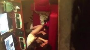 Casal jovem doméstico filmado secretamente fazendo sexo em cibercafé
