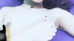 La belle célébrité Internet et déesse du tempérament prend un selfie sexy derrière son visage innocent, elle cache son cœur lubrique et baise sa tendre petite sœur avec sa main.