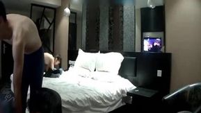 Filmer secrètement un couple d'étudiants en train de s'enregistrer dans une chambre d'hôtel