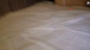 ベッドで自撮りをする若いカップル