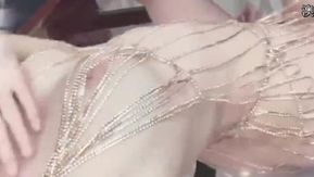 La belle aux seins blancs et tendres pince follement ses tétons roses
