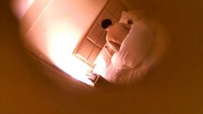 メガネの紳士がホテルでデートしているのですが、とてもコケティッシュな話し方をして、かわいい女の子が立ちフェラをして、服を脱いでセックスするのです。