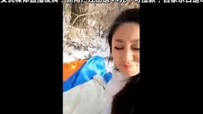 Прямая трансляция на открытом воздухе, открытое лицо в полный рост, прямая трансляция секса на открытом воздухе зимой, член замерз и сморщился, диалоги смешные и непристойные
