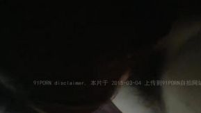 大四學妹身材高挑極其誘惑短裙沒脫就乾她 搶我手機不讓拍 國語