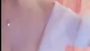 L'intrigue représente une fille sexy en uniforme séduisant un livreur, faisant des bruits obscènes et faisant des pipes passionnées, ayant des relations sexuelles dans plusieurs positions et éjaculant partout dans sa chatte.