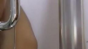 Une belle beauté se nettoie et se couche, se frotte les seins, écarte la chatte et la taquine dans une émission en direct. Son trou de chatte est si profond, ses poils pubiens sont épais et le dialogue est clair.