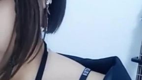 [Jolie fille aux cheveux courts] Le bruit de la masturbation sur le lit est agréable