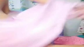 [Masturbation] L'ancre élancée et coquette Shanshan Yiduo se masturbe dans un grand spectacle. Elle s'appuie sur le lit et se masturbe et insère son vagin. Le champignon est magnifique et très lubrique.