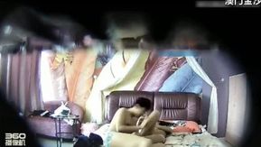 主题酒店偷拍-气质漂亮的美女好像是被男友骗到酒店后要啪啪,美女不同意,左哄右骗还是被爆操内射