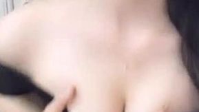 セクシーな黒のストッキングを履いた若い女性が、オーラル セックスをする前に、魅惑的な道具を使ってオナニーします。