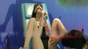 La diosa que es una estudiante que está experimentando un orgasmo está tratando de atar un palo de masaje en casa. Hace ruidos obscenos con un palo grande en la boca.