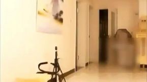 La presentadora famosa de Internet, la hermana Tiechui, estaba charlando y teniendo sexo con su cuñado en el sofá. Finalmente, no pudo controlarlo y eyaculó un poco. Comenzaron a discutir y la belleza dijo: Voy a follar. tú. Si ya no puedes controlarlo, ¡no lo dejes entrar!
