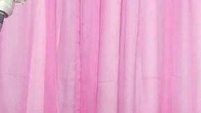 A beleza das celebridades da Internet Piggy transmite ao vivo com calor, saia longa, lindas pernas abertas, vibrador estimula esguicho, palavras sacanas seduzindo