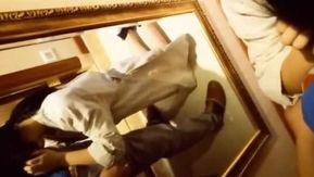 El hombre rico le hizo todo tipo de trucos a su joven y hermosa ahijada universitaria en un hotel, y usó ametralladoras eléctricas. La chica fue torturada hasta el orgasmo una y otra vez, ¡e incluso se afeitó el coño después del diálogo lascivo en mandarín! _1