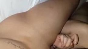 J'ai pris rendez-vous avec une belle fille tatouée avec le visage exposé. Elle était très excitée à l'idée de manger une bite. Elle semblait avoir pratiqué beaucoup de compétences orales. Elle tremblait fort en position de cheval, tellement sexy.