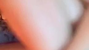 Beneficio de transmisión en vivo por teléfono móvil: pequeña modelo cereza, mostrando su rostro sexy con medias negras, doble penetración apasionada con accesorios, gimiendo y con ganas de ser follada por una gran polla