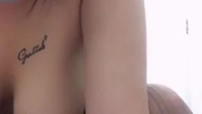 Une présentatrice qui a montré son visage a demandé à un homme riche qui avait acheté suffisamment de cadeaux via WeChat d'avoir des relations sexuelles et de regarder des vidéos porno 1