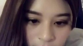 Hermosa chica se masturba y muestra su plátano entero relleno